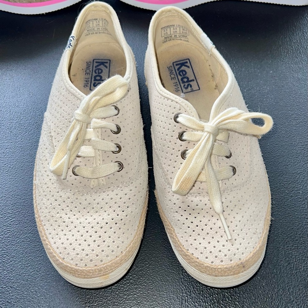 KEDS low tops, in great condition, size 6